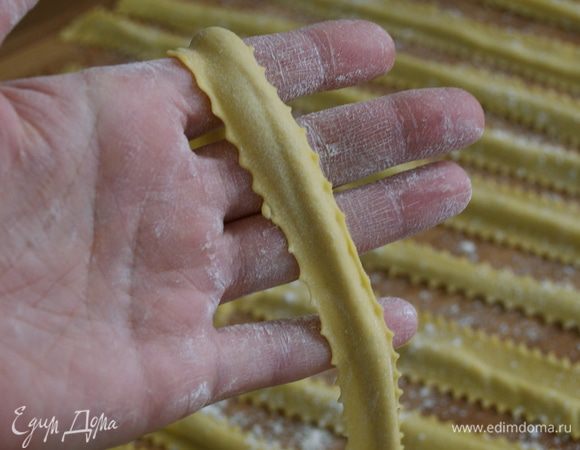 Вот такие у нас получились фаршированные тальятелле!!! Выкладывать их на присыпанную мукой доску, чтобы они ни в коем случае не слиплись! Если Вы не будете их варить сразу, то лучше убрать в холодильник, но обязательно хорошо присыпав мукой!   