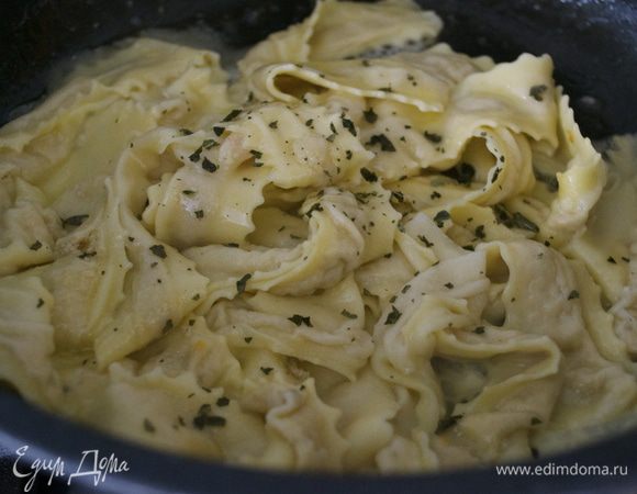 В сковороду положить сливочное масло и смесь из рубленной зелени на Ваш вкус (примерный "набор" дала в ингредиентах к соусу). Выложить осторожно отварную пасту и аккуратно перемешать, стараясь не порвать тальятелле.  