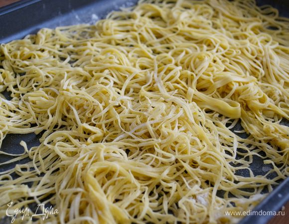 Из остатков- обрезков пасты я приготовила тальолини... ))) 