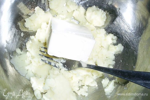 Картофельное пюре можно взять готовое, подойдет даже из холодильника. Добавляем к нему размягченное сливочное масло, соль (по вкусу) и яичный желток. Белок оставляем для смазывания печенья перед выпечкой. Растираем вилкой до однородности.