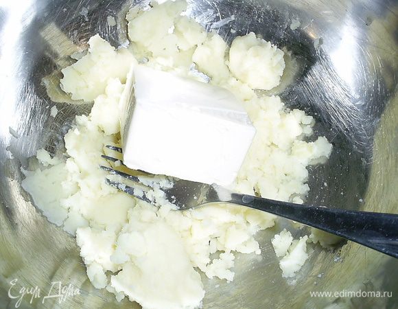 Картофельное пюре можно взять готовое, подойдет даже из холодильника. Добавляем к нему размягченное сливочное масло, соль (по вкусу) и яичный желток. Белок оставляем для смазывания печенья перед выпечкой. Растираем вилкой до однородности.