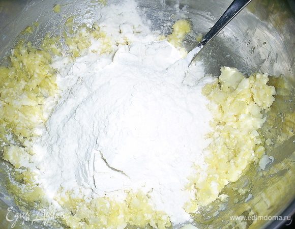 Теперь добавляем муку и вымешиваем до получения однородного теста. Если оно будет совсем сильно липнуть к рукам, то можно добавить еще совсем немного муки. Тесто должно получится мягкое и эластичное. Отправляем его на полчаса в холодильник.