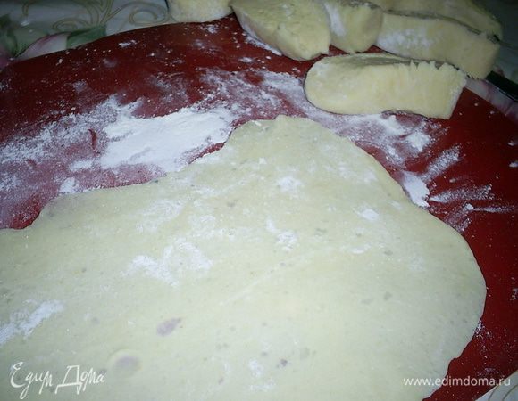 По истечению положенного времени вынимаем наше тесто и делим на 8 равных частей. Каждую часть раскатываем в очень тонкий прямоугольник. Он должен быть почти прозрачным, тесто мягкое и послушное и сделать это не составит труда. Не забываем припылить мукой стол и тесто.