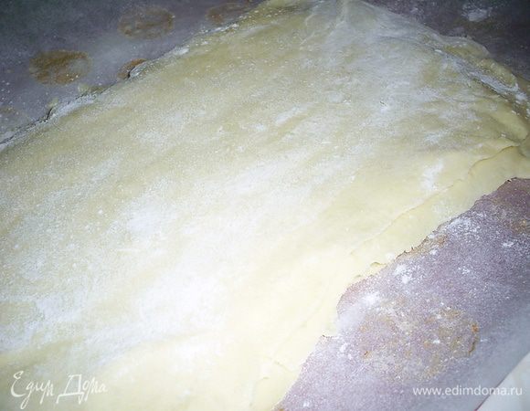 Раскатанные прямоугольники складываем один на один, слегка пересыпая мукой. Полученную стопку слоев складываем вдвое и еще раз раскатываем все вместе.