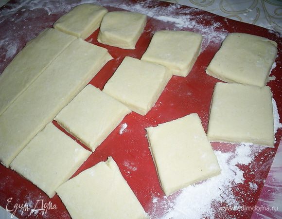 Полученную стопку слоев складываем вдвое. Полученный слоеный квадрат еще раз раскатываем до толщины теста примерно 6-7мм. Слишком сильно раскатывать не нужно, иначе печенье плохо поднимется при выпечке. Разрезаем пласт теста на 16 квадратиков.