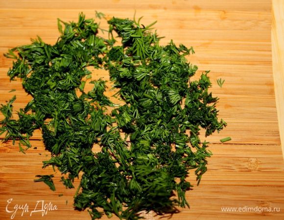 Готовим начинку. Укроп мелко нарезать.