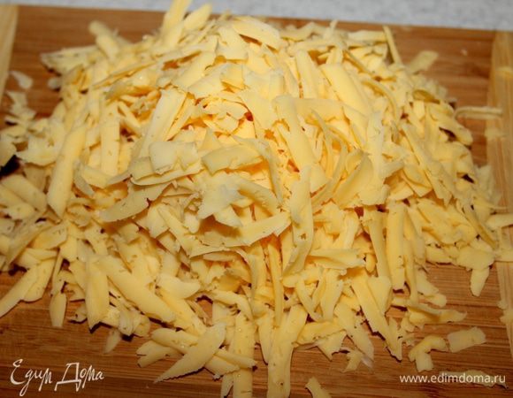 Сыр натереть на крупной терке.