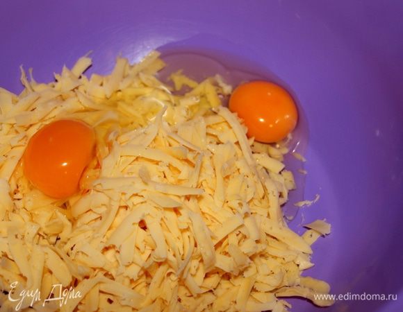 К сыру добавить яйца, перемешать.