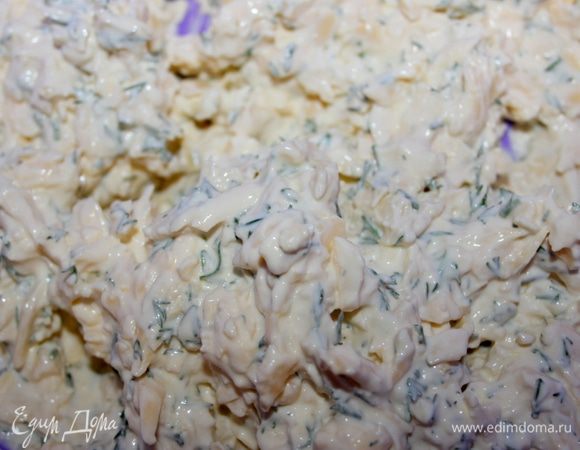 Добавить чеснок, зелень, посолить. Все хорошо перемешать.