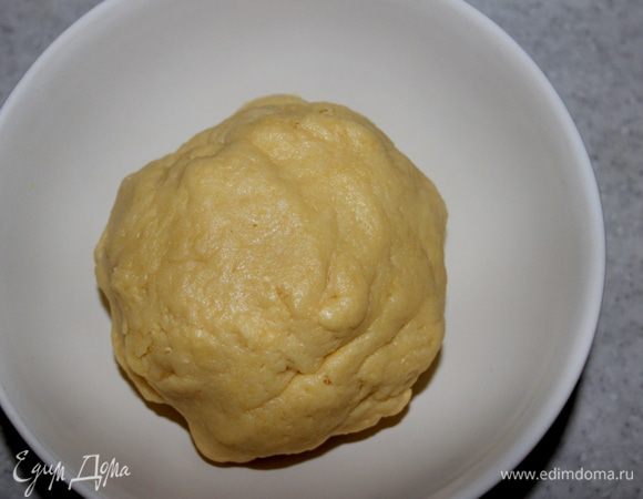 Готовим тесто. Яйца смешать с размягченным маслом. Добавить муку, соль, разрыхлитель. Замесить тесто.