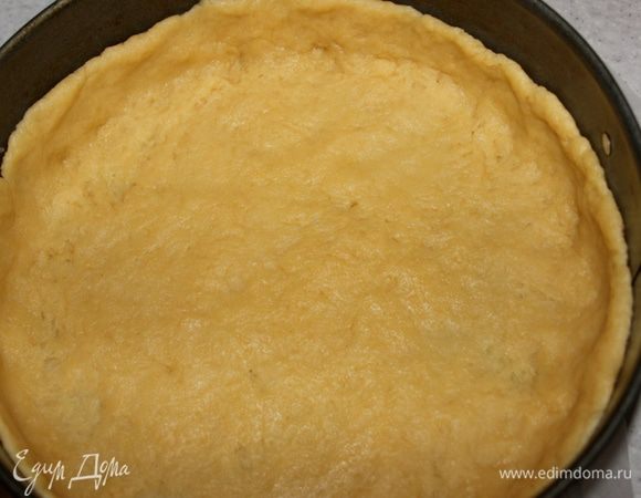Тесто распределить по смазанной маслом форме (у меня диаметром 23 см), сформировать бортики.