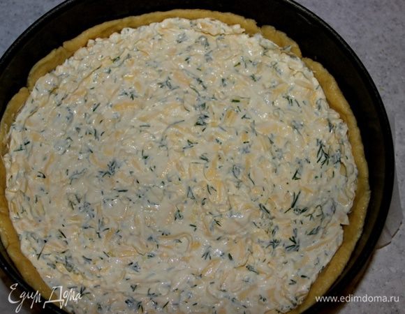 Выложить начинку. Отправить пирог в разогретую до 180 градусов духовку на 45 мин.