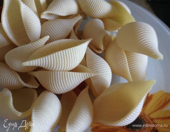 Отварить пасту конкильони ригати (13 минут). 130 грамм - это 25 штук.