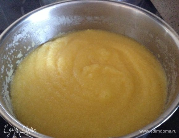 Отварить полену. В кипящую воду (375 мл) всыпать поленту, посолить и варить 2-3 минуты.