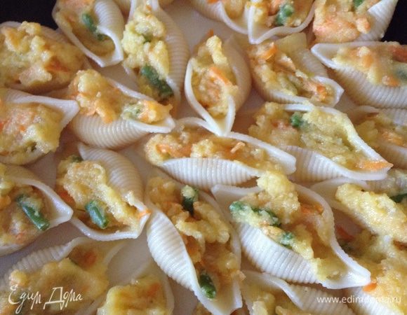 Переложить в форму для выпечки и залить сливки.