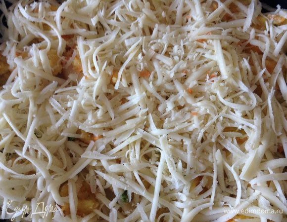 Посыпать сыром.