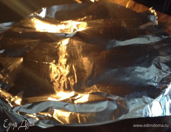 Форму накрыть фольгой и отправить в духовку.