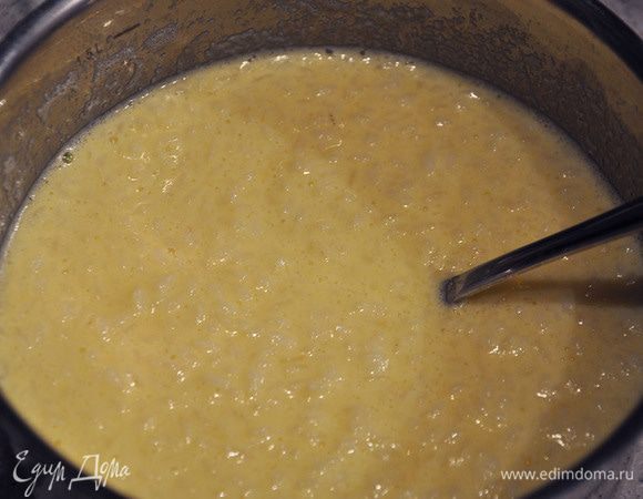 Отварить рис до полуготовности. Процедить. Отдельно взбить вилкой яйца с сахаром, ванилином, йогуртом и мукой. Соединить с рисом. Добавить изюм.