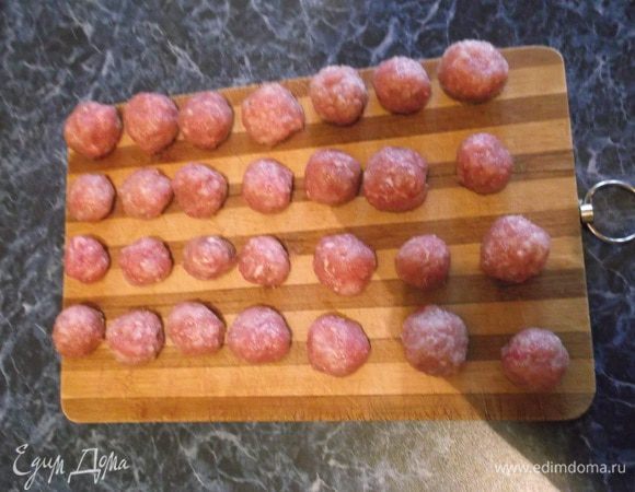 В фарш (у меня смесь свинины и курицы) добавить мелко нарезанную луковицу, соль, перец, любые специи, которые Вам нравятся. Сформировать небольшие шарики. которые нужно обжарить до золотисто-коричневого цвета.