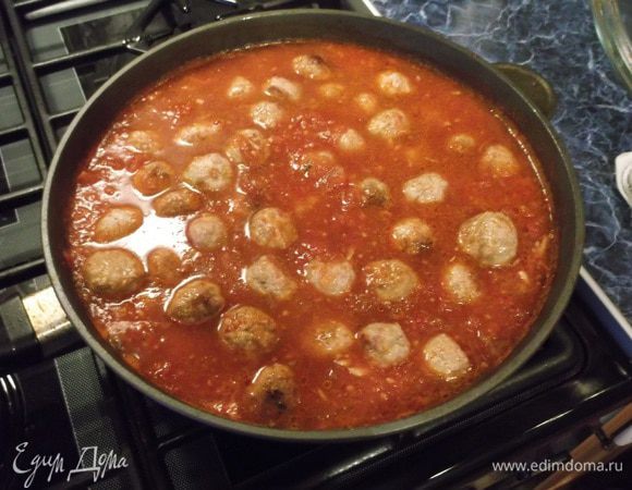 Обжаренные фрикадельки добавить в горячий соус и протушить минут 15.