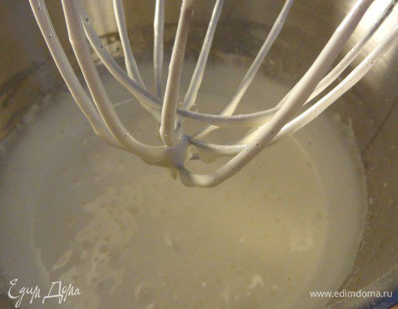 Взбить яйца с сахаром в пышную массу.