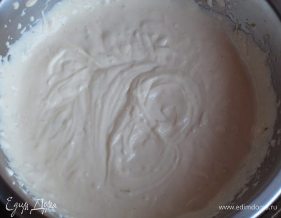 Добавить ванилин,сливки,соль,крахмал и снова взбить миксером на средней скорости до однородности.