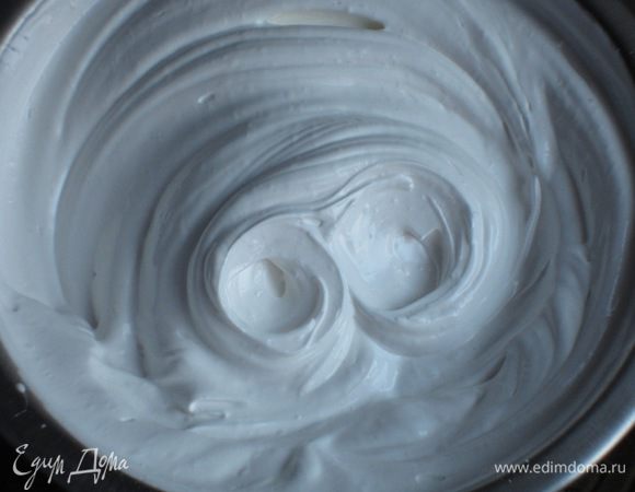 Взбить белки с сахаром до мягких пиков.