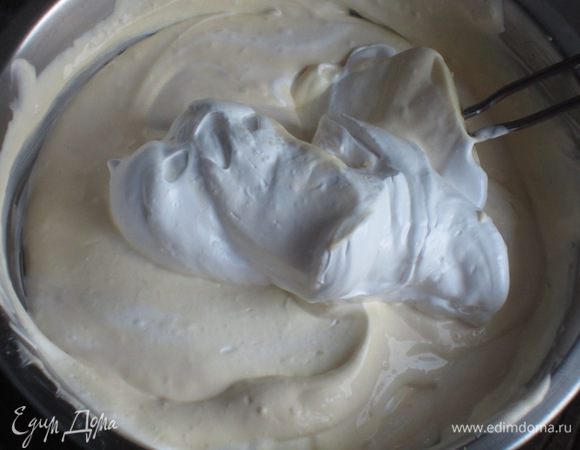 Аккуратными движениями снизу-вверх ввести белки в начинку.