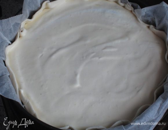 Выложить начинку на тесто,аккуратно разровнять и выпекать в разогретой до 180 °С духовке 60 минут.