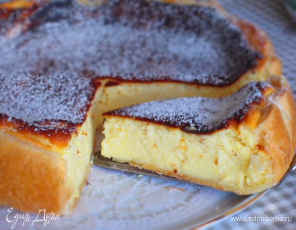 Остудить тарт на решётке и посыпать сахарной пудрой. Тарт вкусный и в тёплом,и в охлаждённом виде.Можно подать с черничным вареньем или мёдом.Приятного аппетита:)