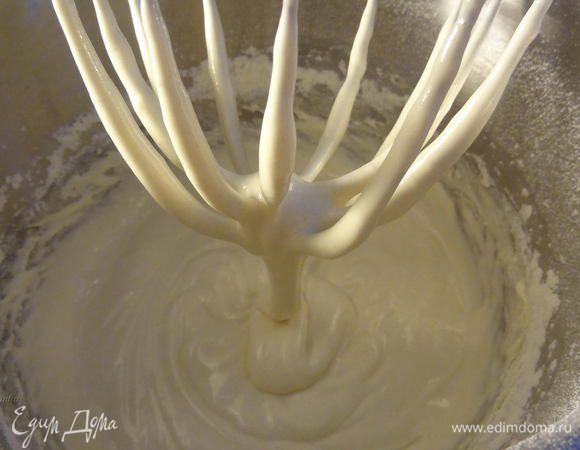 Смешать в отдельной мисочке сухие ингредиенты: муку, сахар, разрыхлитель теста. И добавить в 3 захода к яично-сахарной смеси.