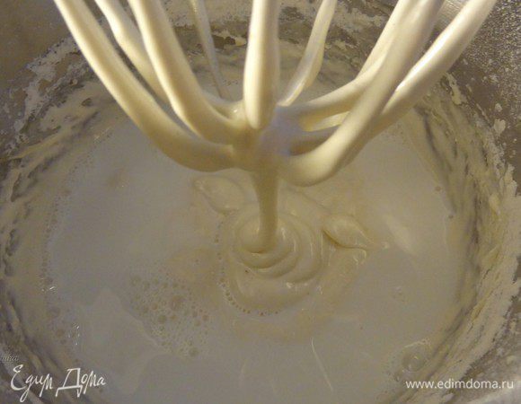 Подогрейте молоко до комнатной температуры и добавьте к тесту.