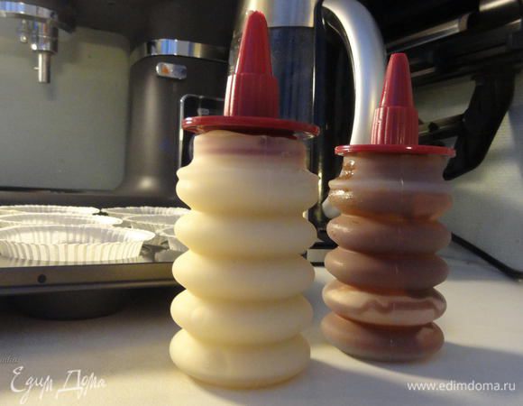 Затем опять коричневым... И так до тех пор, пока тесто не закончится. Старайтесь лить тесто в серединку, чтобы один слой не заходил за другой. Я взяла в помощники для этой цели кондитерские силиконовые шприцы.