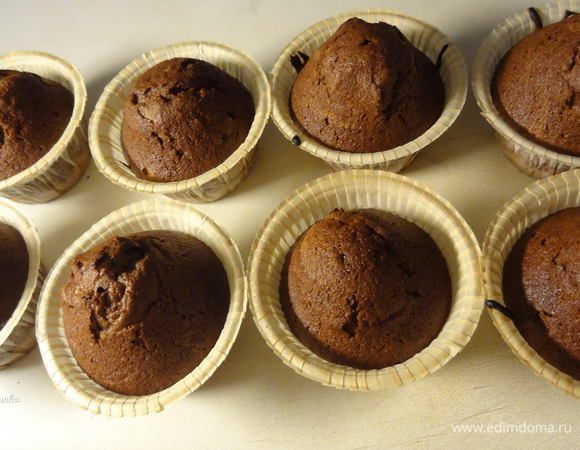 Поставить маффины в разогретую до 200° С духовку выпекаться примерно на 20 минут. Проверить готовность маффинов зубочисткой: если выходит сухой - значит готовы. Вытащить маффины из духовки и дать остыть.