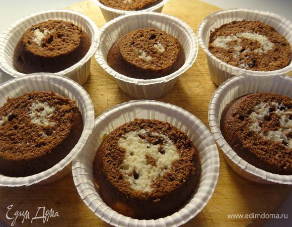 Срезать у маффинов верхушки.