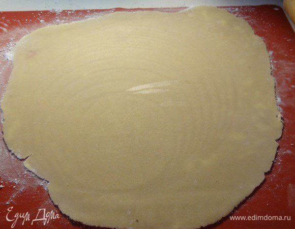 С помощью сахарной пудры раскатаем миндальную массу. И, прежде чем рисовать "лапки" убедимся, что миндальная масса будет легко отделяться от поверхности. Я раскатывала на силиконовом коврике.