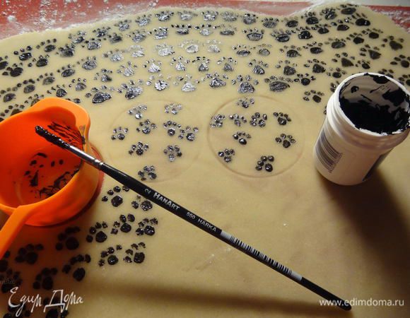 Намочим в воде кисточку, возьмем немного красителя на нее, смешаем в отдельной емкости до однородности и начнем рисовать "леопардовые лапки".