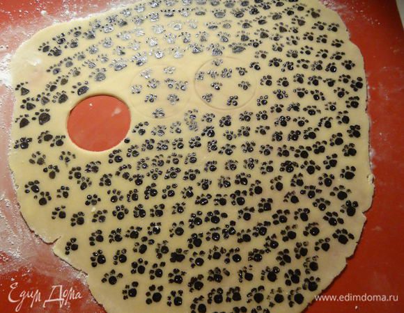 Вырежьте 12, по количеству маффинов, кружочков, диаметр которых не должен закрывать поверхность маффина полностью. Мне для этой цели хорошо подошла рюмочка.