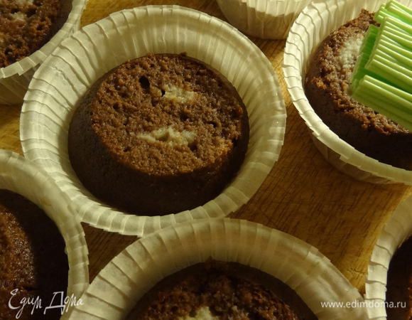 Смешайте воду и несколько капель миндальной эссенции и пропитайте поверхность маффинов.