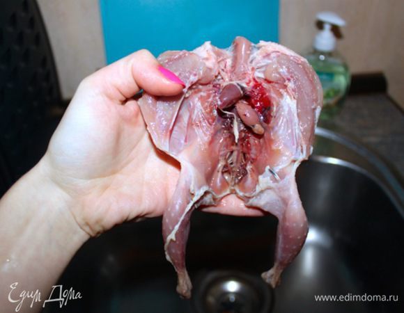 Перепелок разрезаем по грудке, потрошим и хорошенько промываем. 