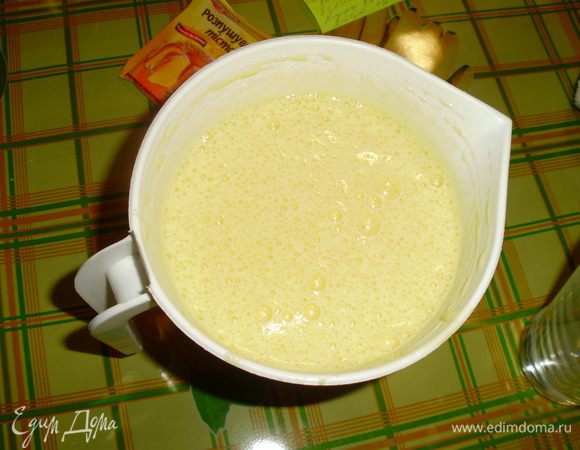 Яйца взбить с сахаром в пену.