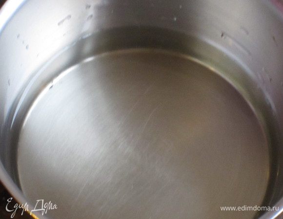 В кастрюлю влить вино и довести до кипения.