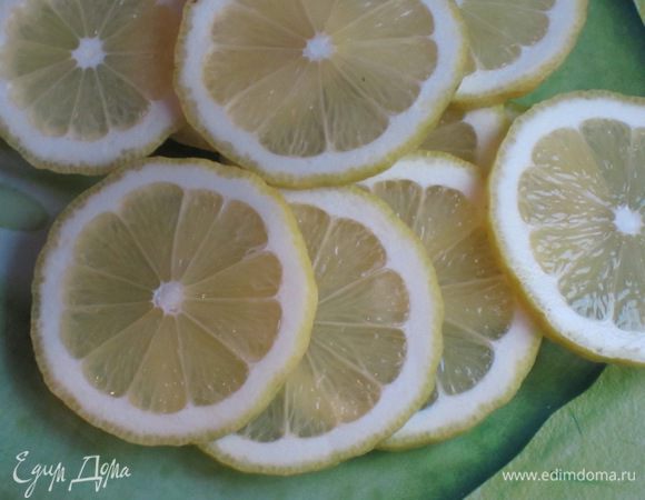 Лимон нарезать тонкими кружочками. 