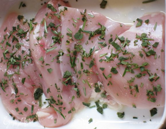 Куриную грудку промыть и обсушить бумажным полотенцем. В форму, смазанную оливковым маслом, выложить мясо, посыпать зеленью, посолить, поперчить и сбрызнуть оливковым маслом.