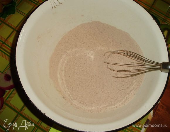 Просеять муку с разрыхлителем и какао.