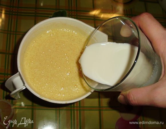 В яичную смесь влить молоко.