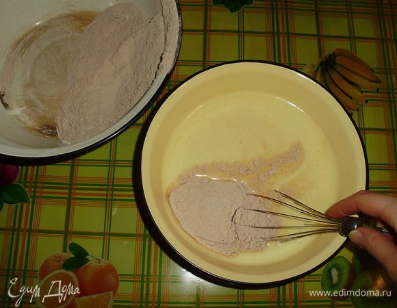 Муку постепенно ввести в яично - молочную смесь. Тщательно перемешать.