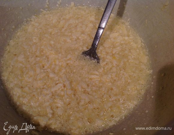 Яйца растереть с сахаром и маслом. Яйца и масло должны быть комнатной температуры.