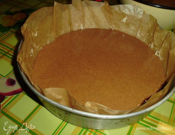 Тесто разделить на 2 части. Выпекать по одному коржу в разогретой духовке при 170 С 35-40 минут. 