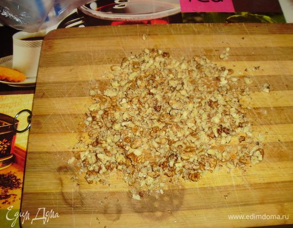 Грецкие орехи измельчить.